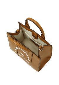Sac à main en cuir marron avec finition texturée, poignées courtes et doublure en tissu léger. Il comprend un texte de marque et des poches intérieures.