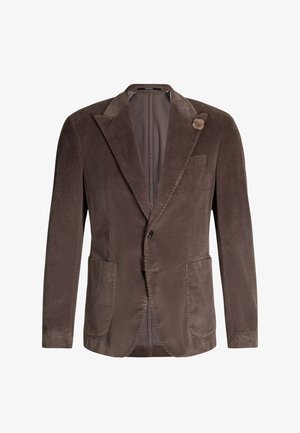 Blazer marrone da uomo in velluto a coste con risvolti a lancia, due bottoni frontali, tasche a toppa, taschino sul petto e spilla floreale sul bavero.