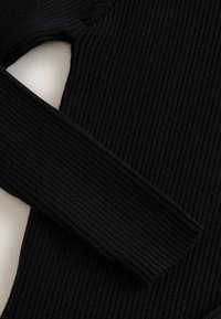 Sort ribstrikket sweater med lange ærmer, tætsiddende pasform og tekstureret strikkemønster. Glat stof med blød fornemmelse og lige kanter.