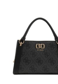 Zwarte handtas gemaakt van gestructureerd materiaal, met een diamantpatroon, gouden hardware en een opvallend "GUESS"-logo aan de voorkant.
