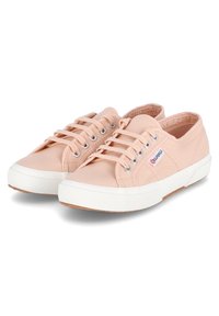 Hellrosa Leinensneaker mit weißen Gummisohlen, ausgestattet mit silbernen Ösen, Schnürsenkeln und einer dezent strukturierten Oberfläche.