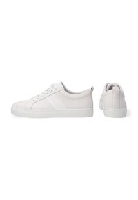Weiße Leder-Sneaker mit glatter Oberfläche, Schnürdesign und einer flachen weißen Gummisohle. Mit einem Ziehschlaufenelement für einen einfachen Einstieg.