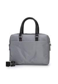 Grijze nylon laptoptas met zwarte synthetische leren handvatten, een voorvak en een verstelbare schouderband met metalen hardware. Getextureerd oppervlak.