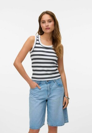 Débardeur rayé en blanc et noir avec un col rond, associé à un short en denim bleu clair au fit décontracté et avec des poches.