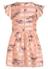 Abito di raso pesca con maniche a volant corte, caratterizzato da un motivo a righe e da disegni floreali neri di ombrelli. Vita aderente con arricciature.