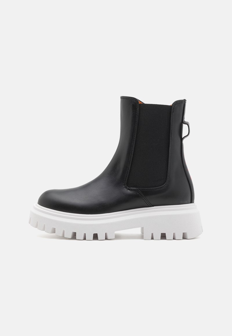 Botas Chelsea de cuero negro con una suela blanca gruesa, paneles laterales elásticos y una pestaña en el talón para facilitar su uso.