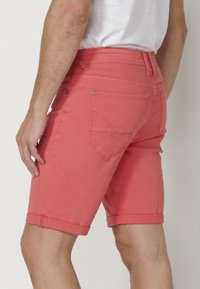 Koroshi BERMUDA STRETCH REGULAR COLORS BERMUDA STRET - Jeansshorts - rosa   pink