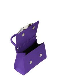 Lilla læderhåndtaske med en struktureret form, sølv hardware og to magnetiske trykknapslåse. Indvendigt har den en sort foring.