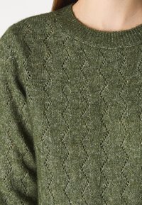 Vero Moda VMYEN O-NECK DRESS - Φόρεμα-πουλόβερ - rifle green