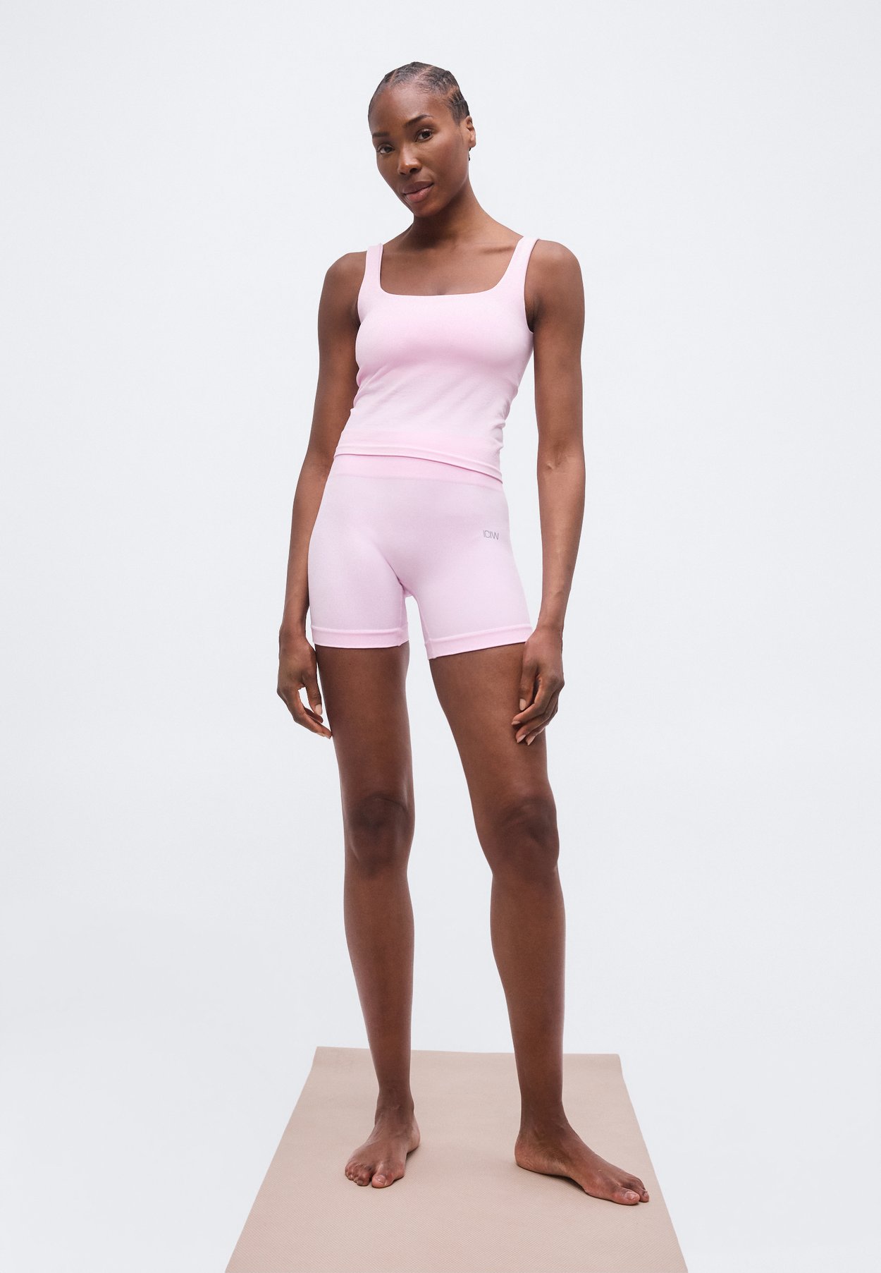 SMOOTH SEAMLESS MIDI SHORTS