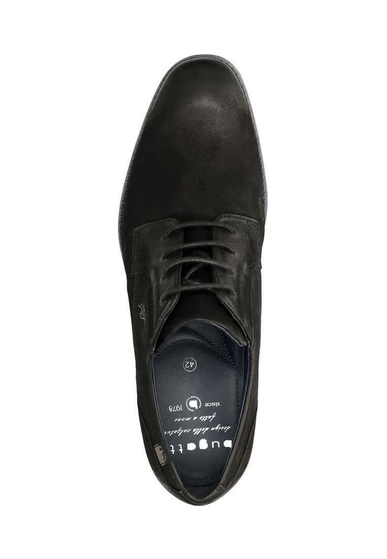 Zapato de cuero negro con textura suave, puntera redonda y diseño de cordones. En el interior cuenta con una plantilla acolchada con marca de la empresa y talla 42.