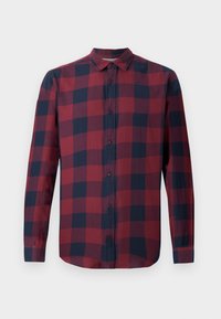 Rot- und marineblau kariertes Langarmhemd aus Stoff mit Button-Down-Kragen und Knöpfen vorne. Weiche Textur mit klassischem Design.