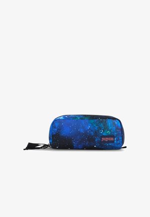 Prostokątne piórnik z niebieskim wzorem galaktyki, czarnym zamkiem błyskawicznym oraz naszywką z logo JanSport z przodu, na białym tle.
