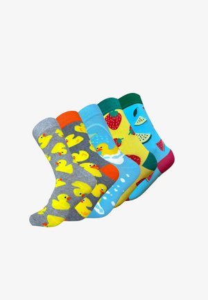 Cinque paia di calzini colorati: grigi con paperelle gialle, blu con angurie, verdi con fragole, blu con un'anatra sull'acqua e con accenti multicolori.