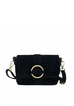 Sac bandoulière en suède noir avec boucle circulaire dorée sur le rabat avant et attaches de sangle dorées assorties sur fond blanc.