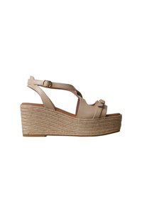 Sandale compensée en cuir beige avec bride de cheville, boucle dorée, bout ouvert, et semelle plateforme en jute tressée.