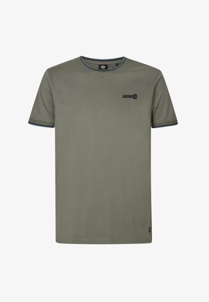 Tricou din bumbac de culoare verde măsliniu, cu guler rotund, cusături de accent albastre și un mic logo negru pe pieptul stâng. Mâneci scurte și croială obișnuită.