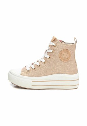 Sneakers alta beige realizzati in tela, dotati di lacci bianchi, punta rotonda e suola in gomma con due strisce orizzontali.