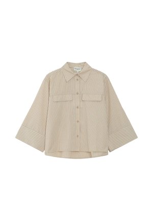 Camisa de rayas verticales beige y blanca con botones, mangas anchas 3/4, dos bolsillos con solapa en el pecho y cuello puntiagudo.