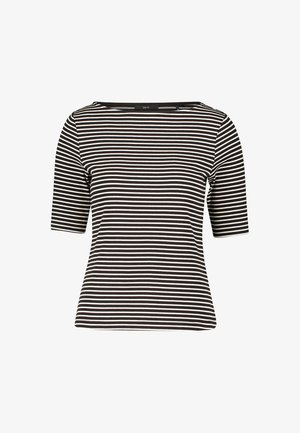 Čierno-biely pruhovaný tričko s krátkymi rukávmi, vyrobené z mäkkej látky, má lodičkový výstrih a pravidelné, rovnomerné pruhy po celom povrchu.