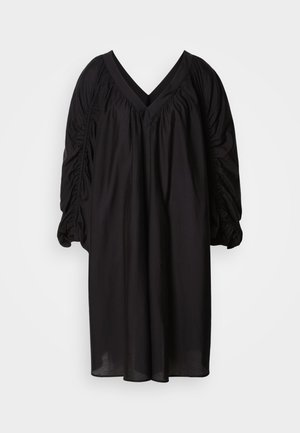 Juoda laisva suknelė su V formos iškirpte ir surinktomis ilgomis pūstomis rankovėmis, iki kelio, laisvo kirpimo.