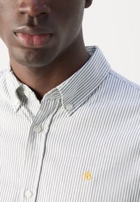Scotch & Soda ESSENTIAL OXFORD STRIPE SHIRT - Риза - khaki / white