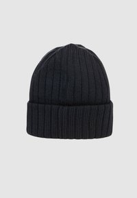 Cappello di maglia nera con una texture a coste, dotato di risvolto. Realizzato in materiale morbido e caldo per offrire comfort nelle giornate fredde.