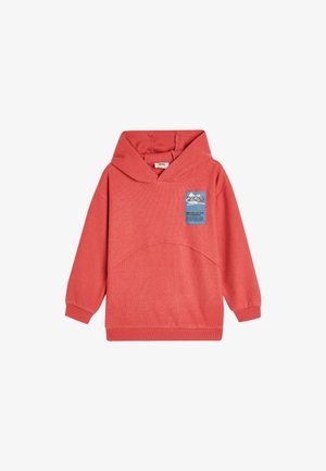 Koralfarvet hættebluse, struktureret overflade, kengurulomme, ribkanter ved ærmer og i bunden. Har en blå lap med bjerggrafik og tekst.