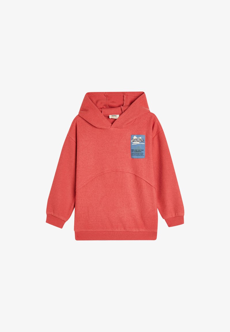 Koralfarvet hættebluse, struktureret overflade, kengurulomme, ribkanter ved ærmer og i bunden. Har en blå lap med bjerggrafik og tekst.