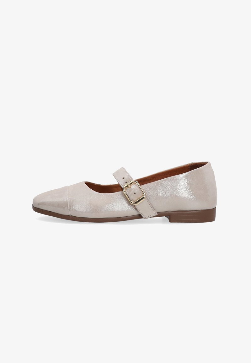 Chaussure plate beige à bout pointu avec une bride unique et une boucle dorée, talon bas marron et finition lisse et brillante.