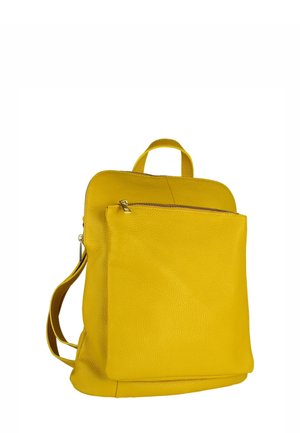 Sac à dos en cuir jaune avec une poche zippée à l'avant, une poignée supérieure et des bretelles réglables sur fond blanc.