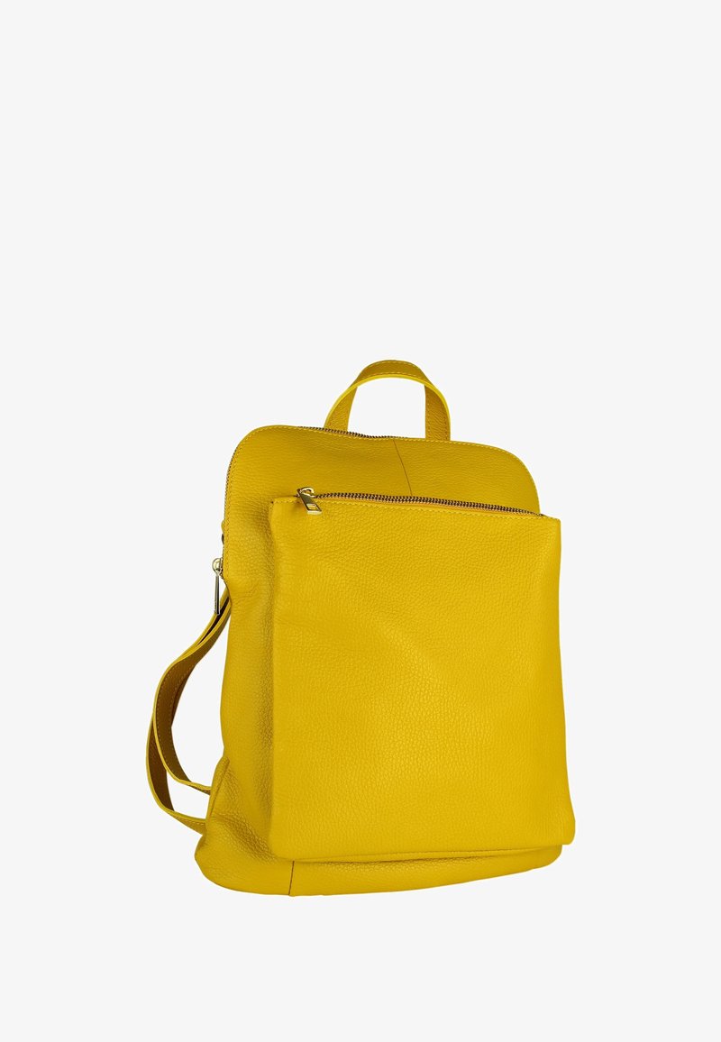 Geel leren rugzak met een voorvak met ritssluiting, handvat aan de bovenkant en verstelbare schouderbanden op een witte achtergrond.