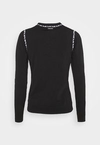 Schwarzer Pullover mit langen Ärmeln, ausgerüstet mit einem gerippten Kragen und weißen Markenakzenten entlang der Schultern. Glatte Textur und taillierte Passform.
