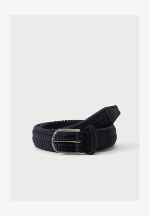 Snoet navyblåt vævet bælte med sølvrektangulært spænde og ruskindsspids på ensartet lys baggrund.
