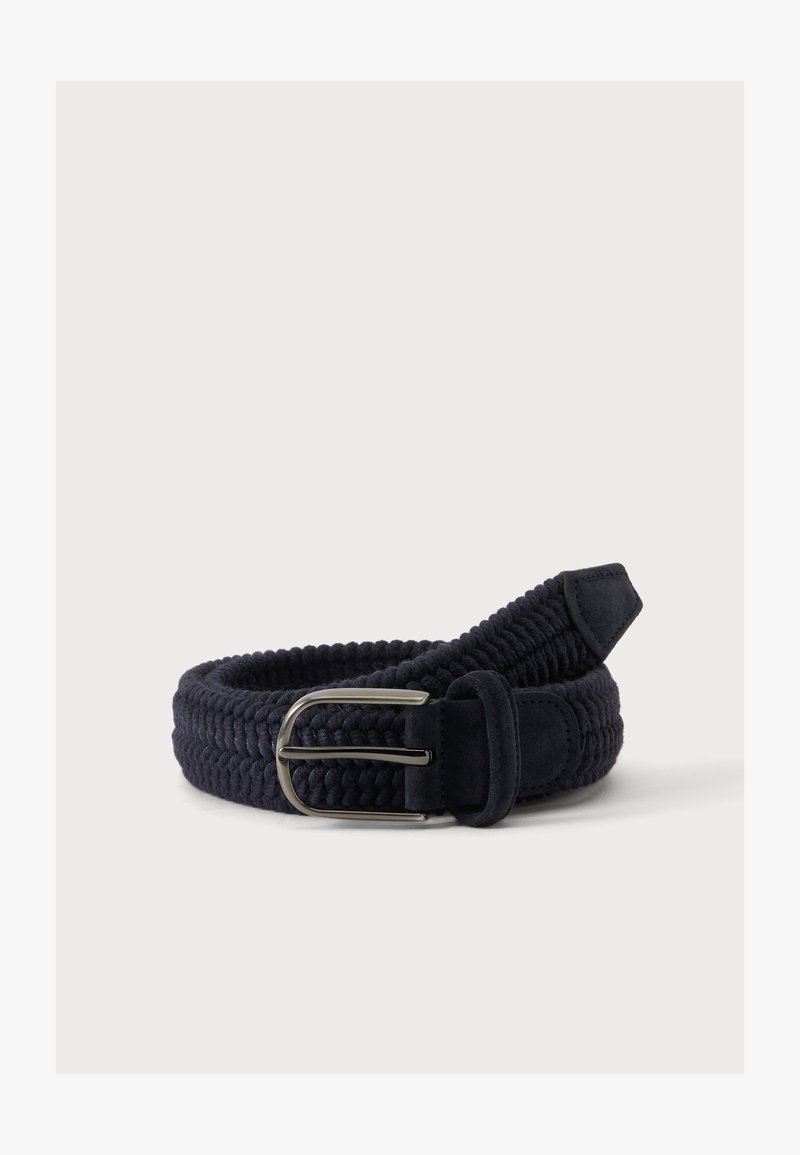 Ceinture en tissu tissé bleu marine enroulée avec boucle rectangulaire argentée et bout en daim sur fond uni clair.