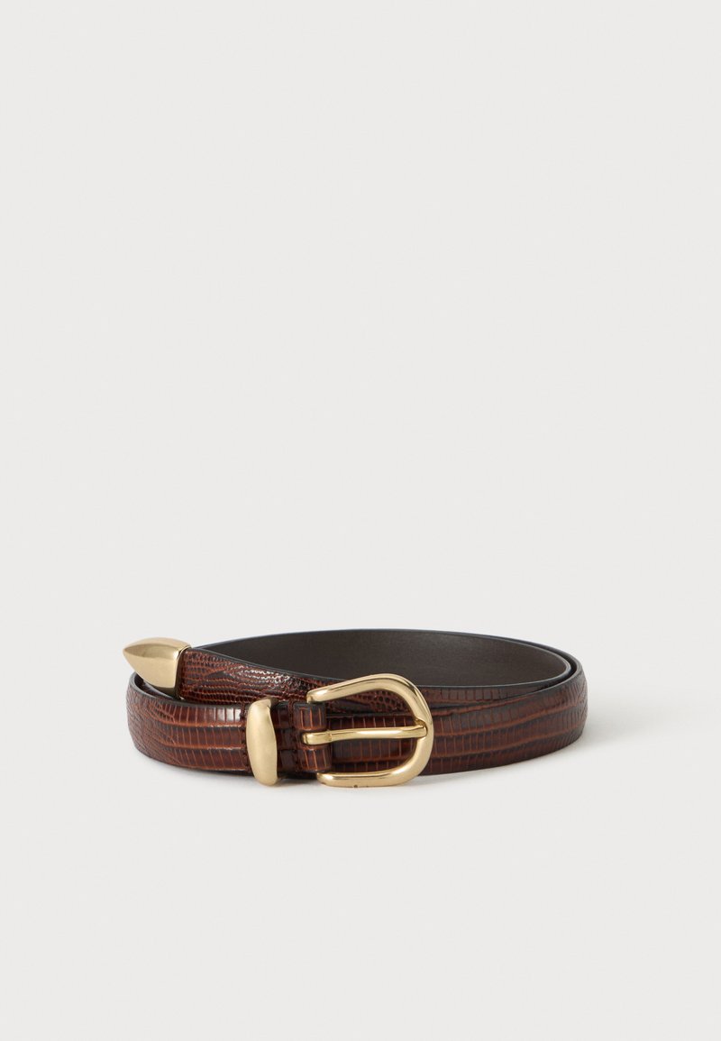 Ceinture en cuir marron foncé embossé avec une boucle et une extrémité arrondies de couleur dorée, enroulée sur un fond clair uni.