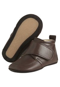 Braune Lederschuhe mit runder Zehenform, Klettverschluss und weicher Innenausstattung. Mit einer flexiblen, sternmusterierten Gummisohle für guten Halt.