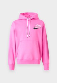 Felpa rosa in morbido tessuto, con tasca a marsupio, cappuccio con cordino e un logo bianco e nero sul petto.