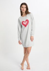 Vestito felpa grigio con maniche lunghe, caratterizzato da un design di cuori rossi e rosa sul davanti. Materiale morbido con una vestibilità comoda.