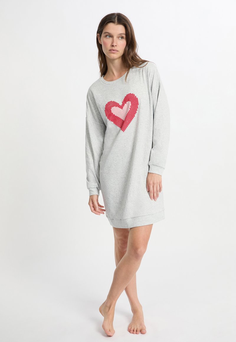 Vestito felpa grigio con maniche lunghe, caratterizzato da un design di cuori rossi e rosa sul davanti. Materiale morbido con una vestibilità comoda.