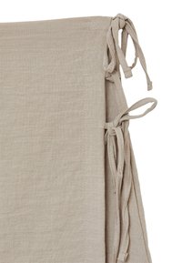 Tessuto di lino in un colore beige chiaro con una trama texturizzata. Presenta dei legacci sui bordi per il fissaggio. Finitura pulita lungo le cuciture.