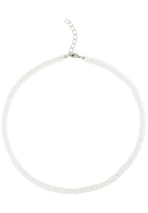 Collier ras-du-cou blanc orné de petites perles rondes avec un fermoir rallonge chaîne argenté sur fond blanc.