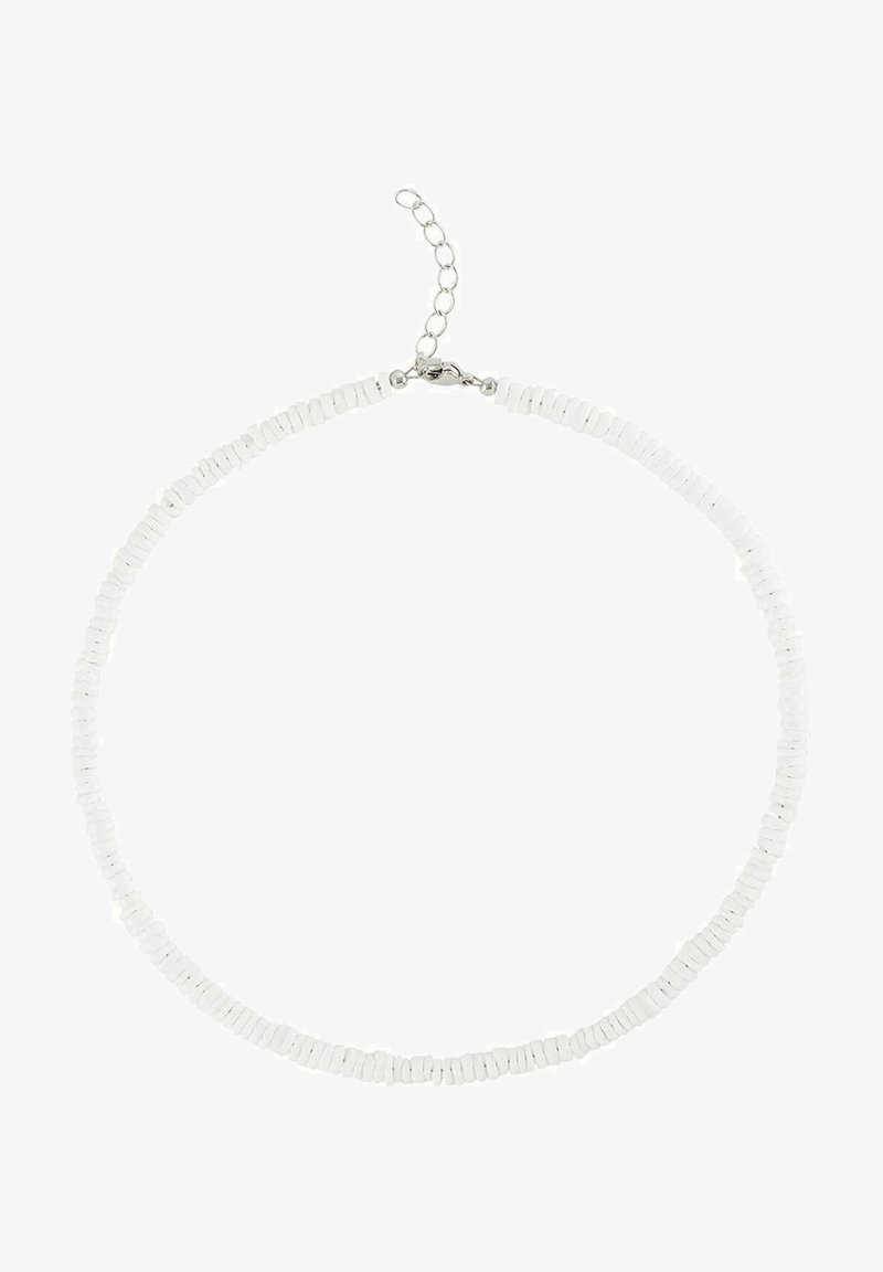 Collier ras-du-cou blanc orné de petites perles rondes avec un fermoir rallonge chaîne argenté sur fond blanc.