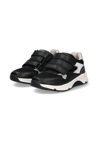 Zwarte sportieve schoenen met een opvallende bovenkant, drie klittenbandsluitingen en witte accenten aan de zijkanten, met een gevoerde zool voor comfort.