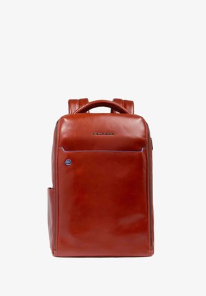 Rode leren rugzak met een gladde textuur, voorzak met rits en logo-detail. Voorzien van verstelbare schouderbanden en zijvak.
