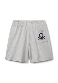 Shorts gris clair avec ceinture élastique et une poche arrière, arborant un logo géométrique noir sur le côté droit.