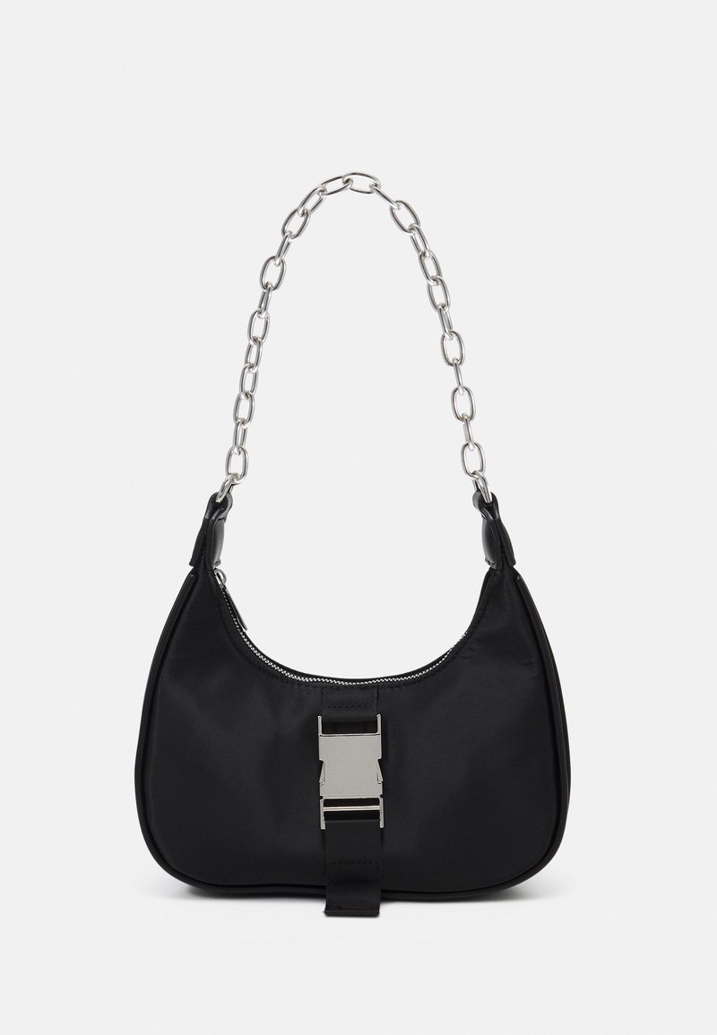 Sac à main noir en nylon avec une forme incurvée, une bandoulière en chaîne argentée et un détail de boucle à l'avant. Dispose d'une fermeture éclair et d'une texture lisse.