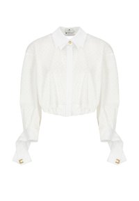 Blusa bianca cropped con colletto classico, decorata con piccoli punti, e maniche ampie con dettagli dorati ai polsini.