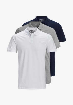 Trois polos en blanc, gris et bleu marine. En coton, avec un col standard et des manches courtes. Logo discret à l'avant.