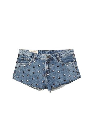 Shorts in denim blu con applicazioni di borchie metalliche e orli sfrangiati, chiusura con bottone frontale, cerniera e design a cinque tasche.